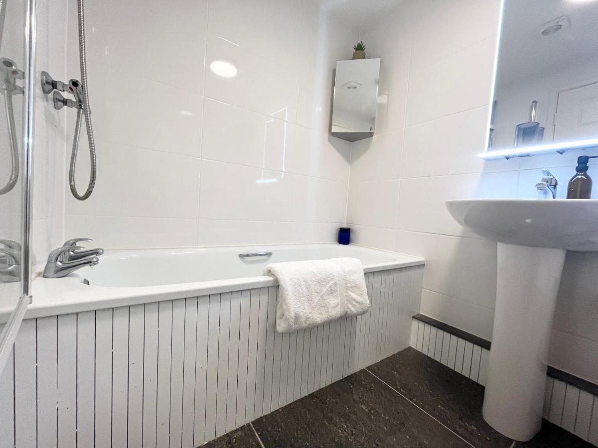 Apres Beach Apartment Sleeps 4 Penzance Buitenkant foto